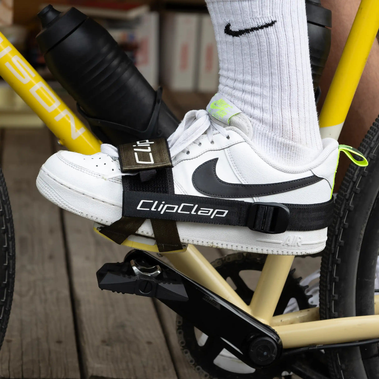 Seitenansicht des Clix-Adapter EXPLORE in oliv am weißen Sneaker mit Performane Strap klickt in Crankbrothers Kombipedale ein