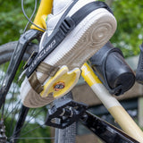 Clix-Adapter EXPLORE in oliv am weißen Sneaker mit Performane Strap und 2-Loch-Cleats klickt in Crankbrothers Kombipedale ein