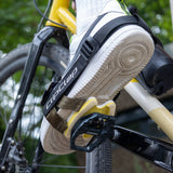 Clix-Adapter EXPLORE in oliv am weißen Sneaker mit Performance Strap und gelber Grundplatte in Shimano Kombipedal eingeklickt