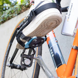 Weißer Sneaker mit Fahrradschuh-Adapter verbindet sich mit Magnetpedal