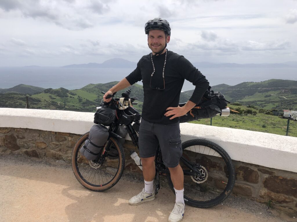 ClipClap Gründer Jannik nutzt seine Freizeitschuhe beim Bike Packing dank den Klickpedal-Adaptern auch als Fahrradschuhe mit Klick