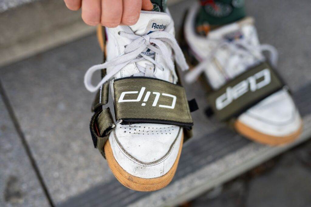 ClipClap Klickpedal-Adapter machen weiße Sneaker zu Fahrradschuhen für Klickpedale